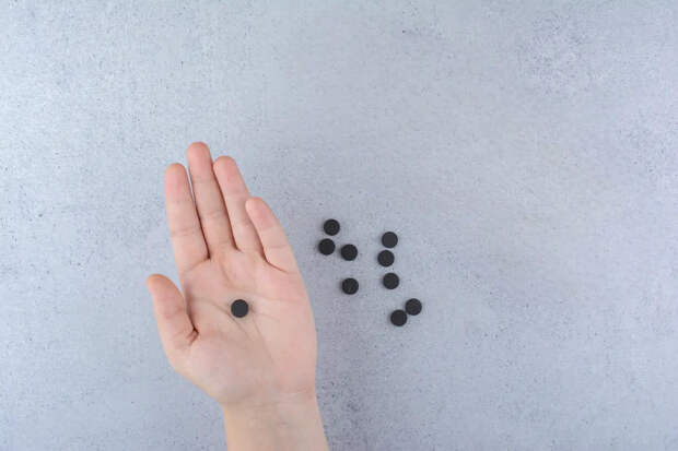 Врач Малышева пристыдила гостью шоу за прием активированного угля при кишечной инфекции