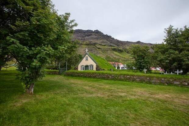 Уникальная дерновая церковь в Исландии (7 фото)
