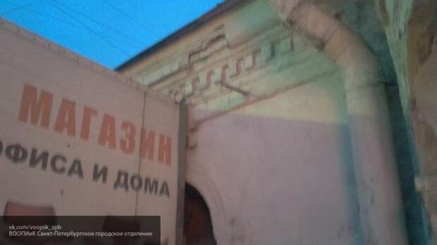 Фасад усадьбы Строгановых пострадал от припаркованной "Газели"