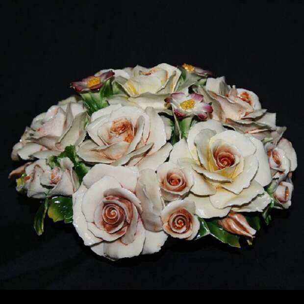 Декоративный букет «Розы и фиалки»
