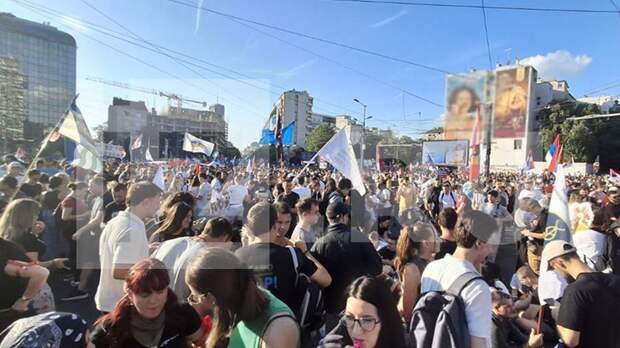 На несанкционированный митинг протеста в Белграде вышли около 36 тыс. человек