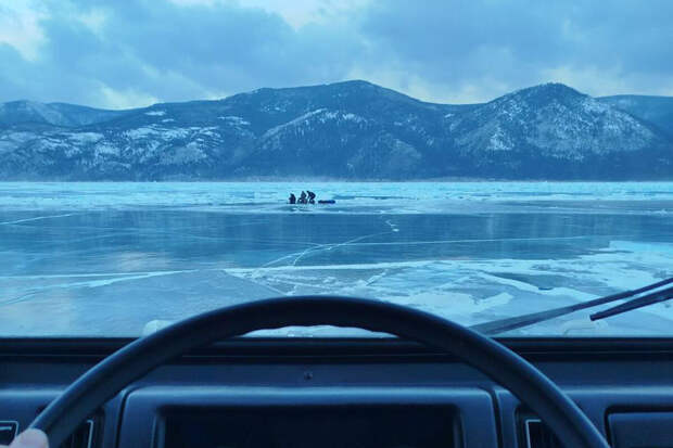 МВД: внедорожник провалился под лед Байкала, пассажиры спасены