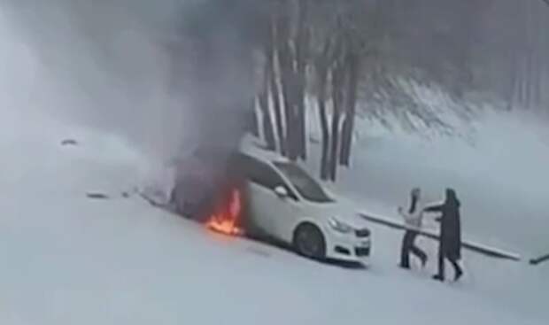 В Иркутске тренер спас семилетнего мальчика из закрытого горящего автомобиля