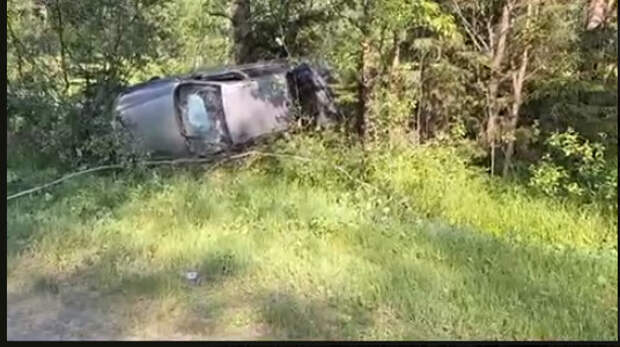 Водитель «Ниссана» врезался в «КамАЗ» и улетел в кювет в Нижегородской области