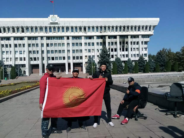 "Молодежь зажгла... Белый дом". Как Киргизия живет в анархии