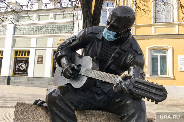 Кировка. Скульптуры в медицинских масках. Челябинск, эпидемия, грипп, орви, инфекция, карантин, розенбаум александр, кировка, коронавирус, скульптуры в масках