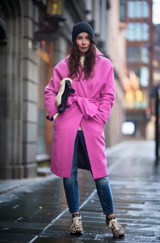 Розовое пальто шапка. Пальто цвета фуксии. Розовое пальто оверсайз. Головной убор к розовому пальто. Розовое пальто халат.
