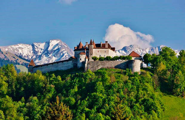 Обязательно посмотреть в Швейцарии замок Грюйнер
