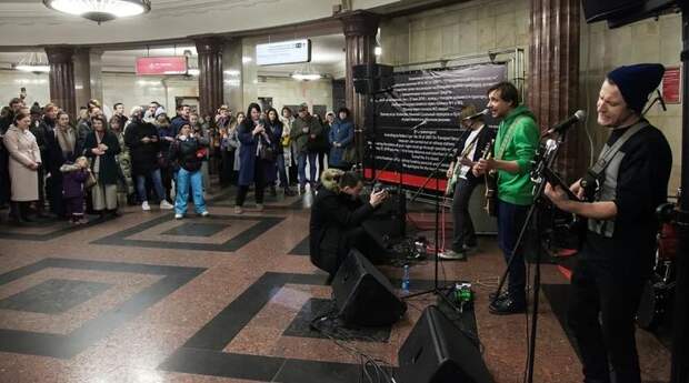 Евгений Цыганов выступил в московском метро Евгений Цыганов выступил в московском метро