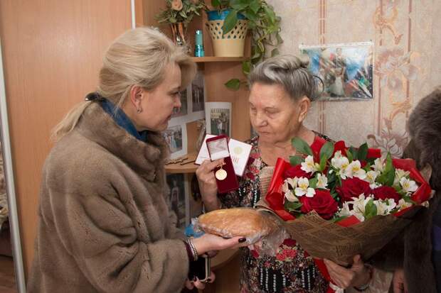 Чиновницы в роскошных шубах подарили блокадникам батон