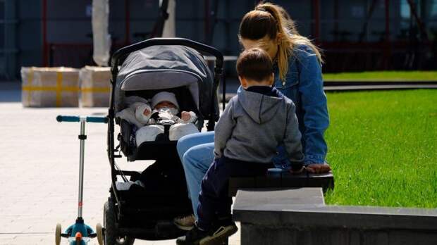 Материнский капитал в России достиг рекордных сумм. Как поддерживают семьи в разных странах?