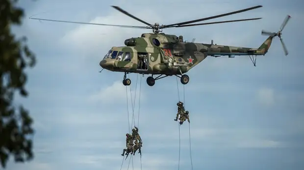 Спецназ Росгвардии отработал беспарашютное десантирование с борта Ми-8 под Петербургом