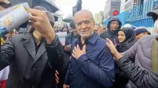 "Мы твердо стоим перед лицом врага". Первые лица Ирана вышли к народу