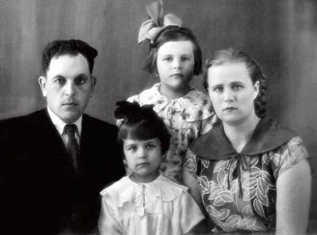 Ирина Алферова с родителями и старшей сестрой Татьяной, 1956 | Фото: rusplt.ru