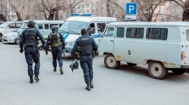 "Изъяты важные улики": силовики нагрянули в "известное" заведение во Владивостоке
