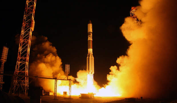 Запуск ракеты-носителя Протон-М со спутником связи Астра-2Е ракета пусковая площадка космодрома Байконур