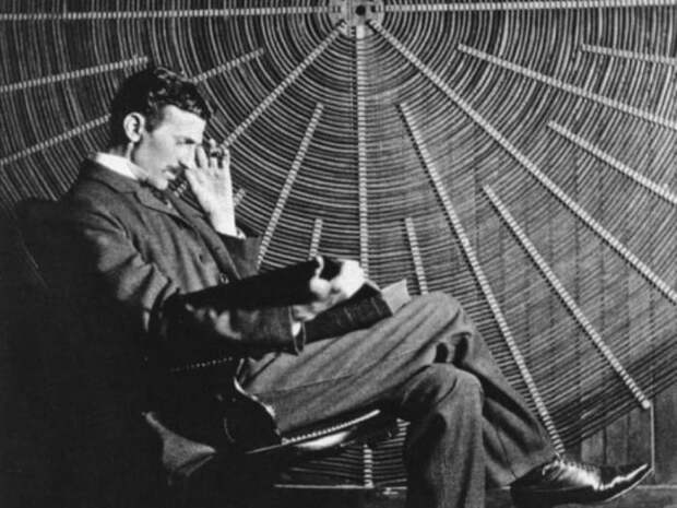 Изобретатель перед спиральной катушкой его высокочастотного трансформатора, 1896 | Фото: photochronograph.ru