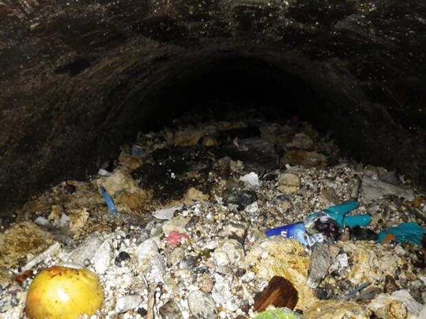 Гигантская жировая пробка В 2014 году «fatberg» размером с «Боинг-747» был найден на 80 метровой высоте в западной части Лондона. Fatberg состоит из горячего, жидкого пищевого масла, которое сливается вниз в канализацию. Когда горячее масло попадает в холодную воду в канализацию, жир застывает.