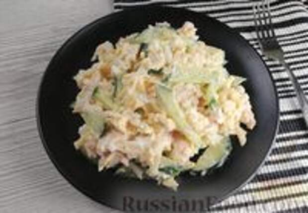 Фото к рецепту: Салат с жареной курицей, огурцом и сыром