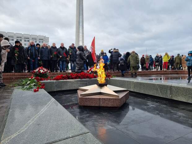 Траурный митинг прошел сегодня в Самаре в память о военных, погибших в новогоднюю ночь...