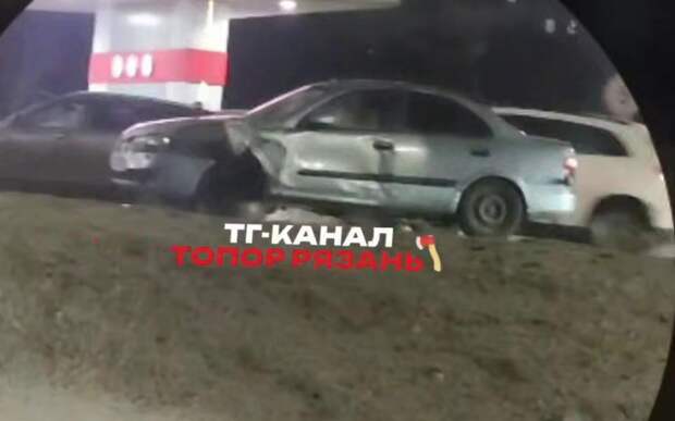 Грузовик и легковушка врезались на Московском шоссе в Рязани