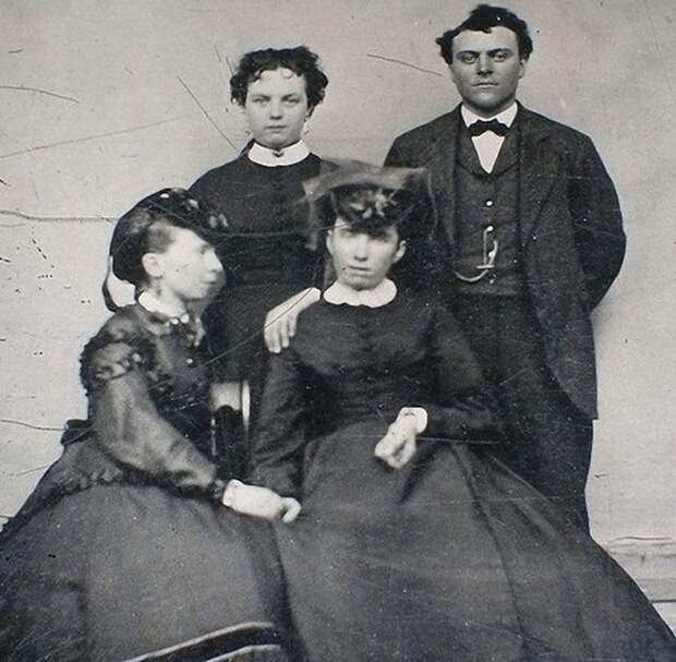 Зачем в Викторианскую эпоху фотографировались с умершими как с живыми