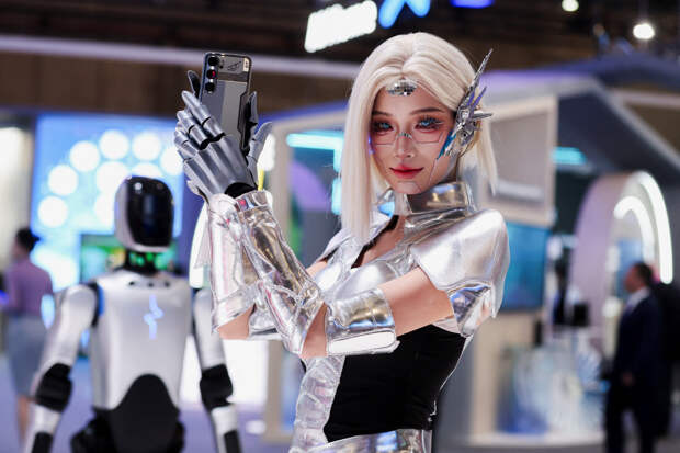 Робофон, смартфон с прикуривателем и гиперкары. Что представили Apple, Samsung и другие крупнейшие компании