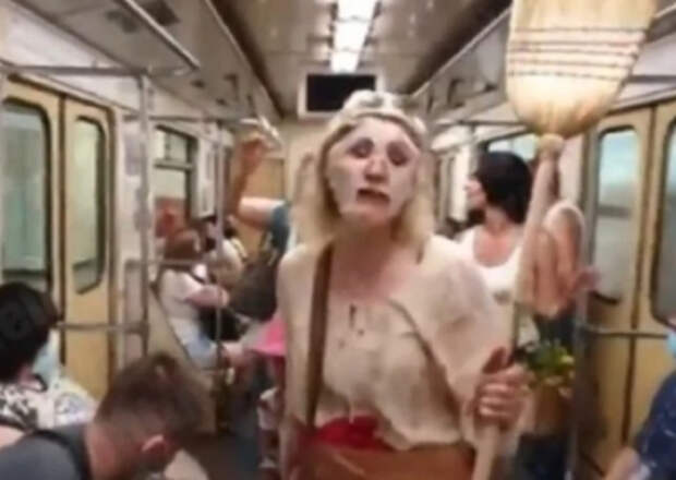 Киевские ведьмы с мётлами в метро агитируют украинцев не верить в COVID-19 и снять маски