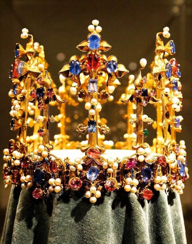 Посмотрите на древнейшую корону Англии