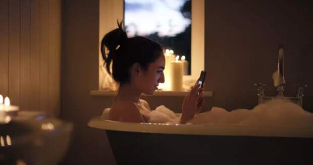 Тёплая ванна и холодный шок: почему привычка брать телефон в воду едва не убила школьницу