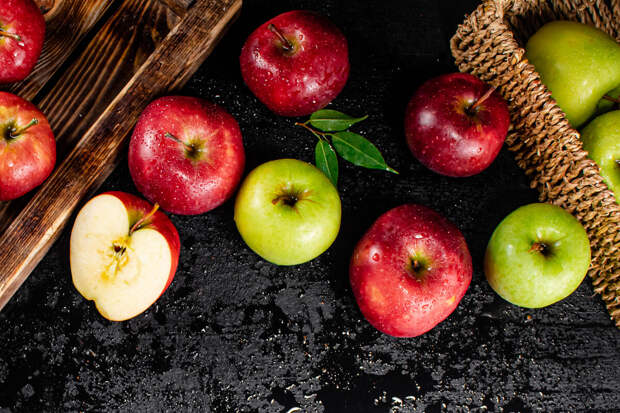 Диетолог Кованова: с яблока нужно счищать блестящую кожуру