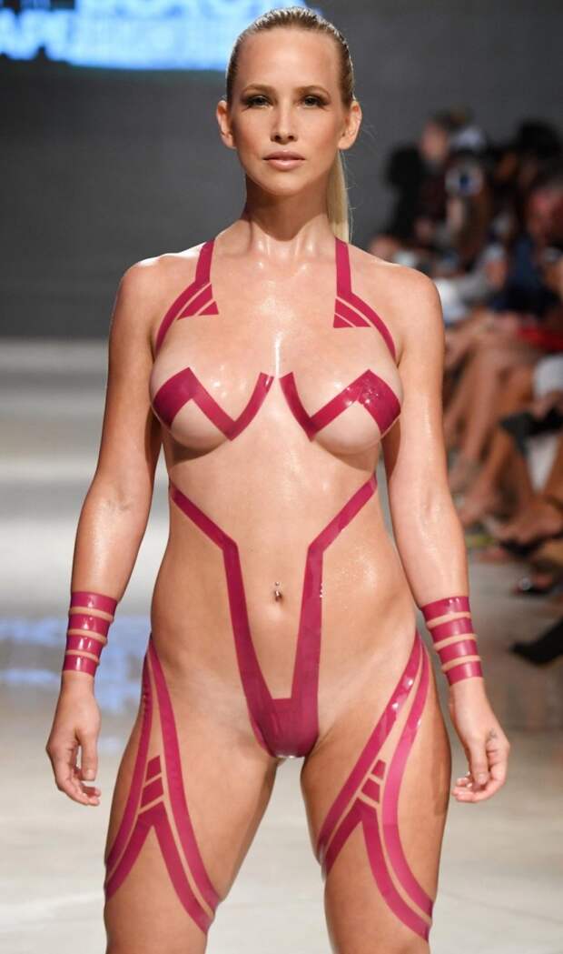 Новый тренд: скотч вместо купальника