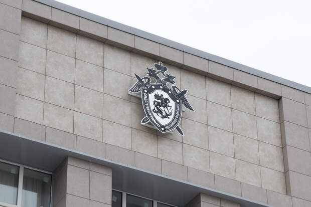 На месте обнаружения двух тел на улице Шухова в Туле работают сотрудники СК