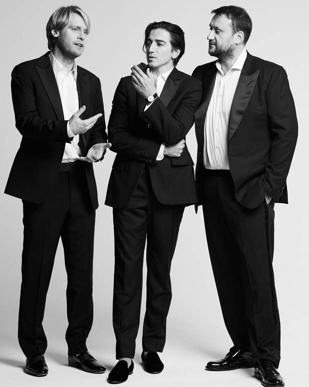 На Мураде: СМОКИНГ И СОРОЧКА, Giorgio Armani; ЛОФЕРЫ, Saint Laurent; ЧАСЫ AGASSIZ, Longines (РОЗОВОЕЗОЛОТО); БРАСЛЕТЫ И КОЛЬЦО (здесьидалее) – СОБСТВЕННОСТЬ МУРАДА. На Илье: СМОКИНГ, Ermenegildo Zegna; СОРОЧКА, Ralph Lauren; ЛОФЕРЫ, Lanvin; ЧАСЫ THE LONGINES ELEGANT COLLECTION, Longines (РОЗОВОЕ ЗОЛОТО); БРАСЛЕТЫ И КОЛЬЦО (здесь и далее) – СОБСТВЕННОСТЬ ИЛЬИ. На Павле: СМОКИНГ И ТУФЛИ, Bottega Veneta; СОРОЧКА, Dolce & Gabbana