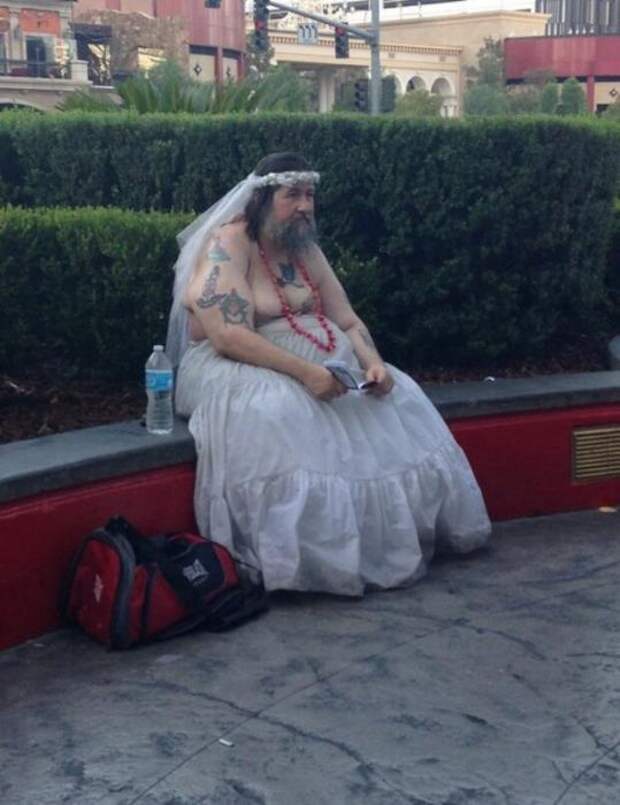 Очень низко над землей летел беспилотник. За ним, отчаянно матерясь, бежал пилот…