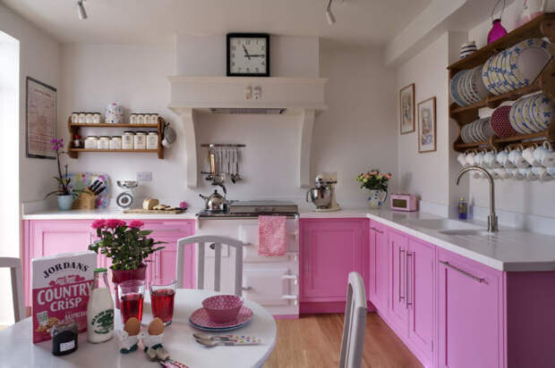 Бело-розовая кухня не выглядит вульгарно.