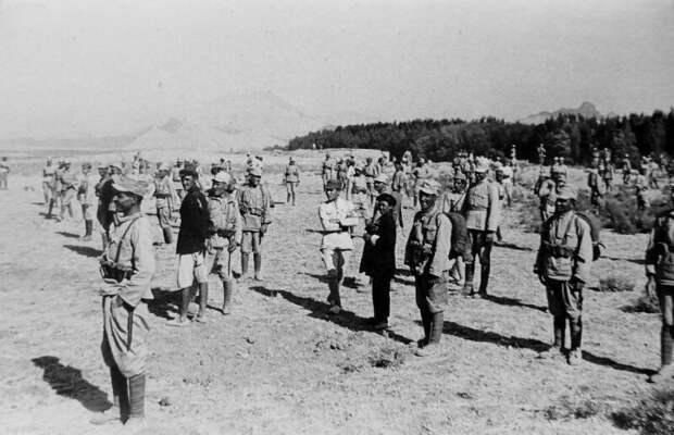 Солдаты Иранской армии перед сдачей в плен в районе города Казвин. 25.08.1941 г. #Фотографии, #история, #факты, .война