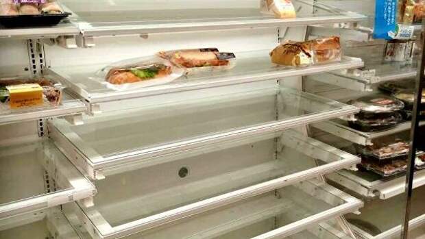 Пустые полки в японском магазине перед тайфуном Хигибис Пустые полки в японском магазине перед тайфуном Хигибис