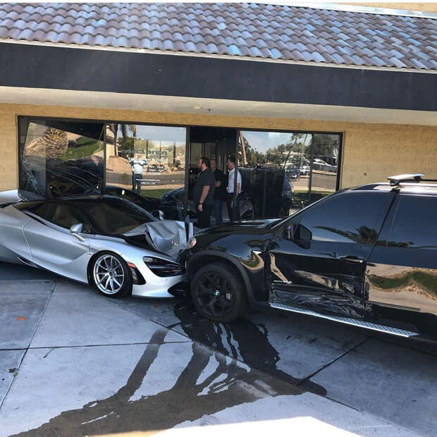 BMW X5 врезался в припаркованный возле дилерского центра McLaren 720S