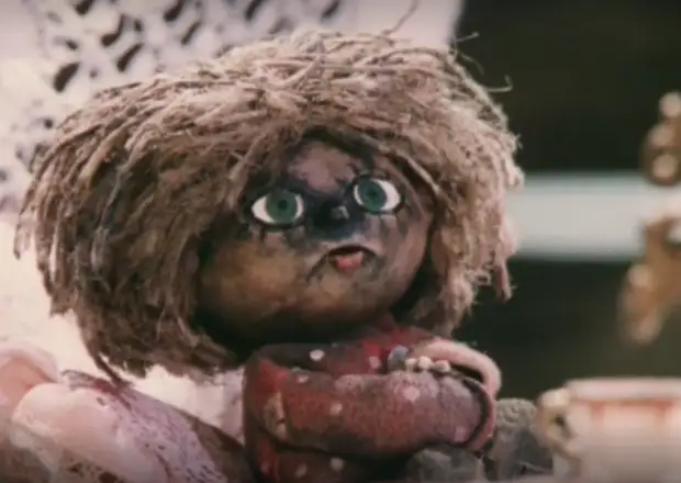 На проспекте Защитников Москвы «домовой» начал баловаться с дверными звонками