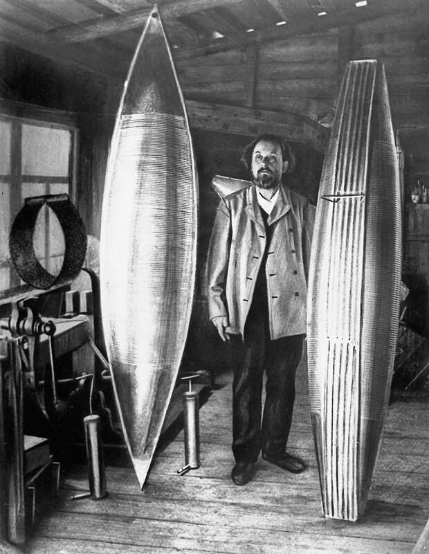 Константин Эдуардович Циолковский в своей мастерской в Калуге с макетами своего дирижабля