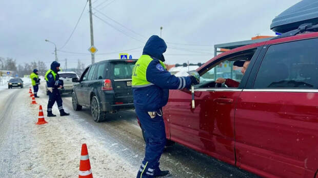 Инспектор остановил, но не подходит: сколько ждать и что делать водителю