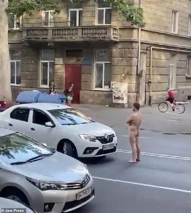 Голый мужик на дороге получил заслуженный нокаут Голый мужик на дороге получил заслуженный нокаут
