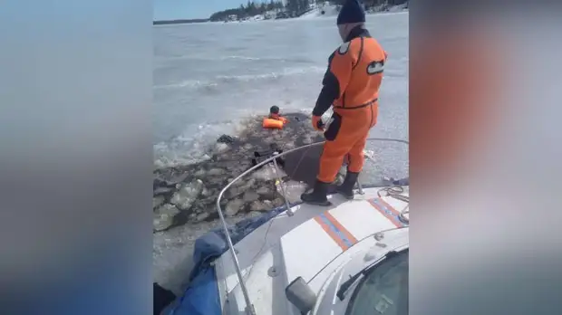 Спасатели вытащили тела двух рыбаков из полыньи на Выборгском заливе