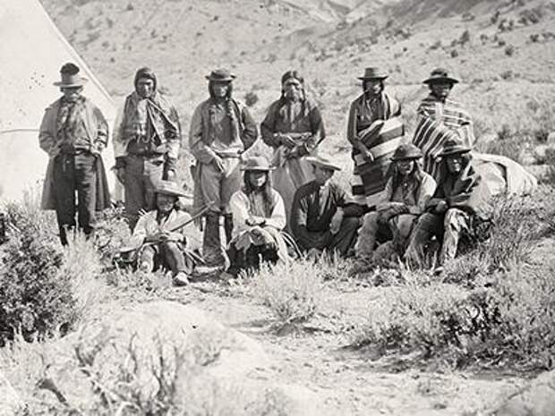 Дикий Запад в те времена населяли индейцы, которых сгоняли с их земель, предоставляя им взамен бесплодные территории. На фото - штат Юта, 1872 год.
