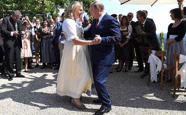 Танцевавшая с Путиным экс-глава МИД Австрии вышла из совета директоров «Роснефти»