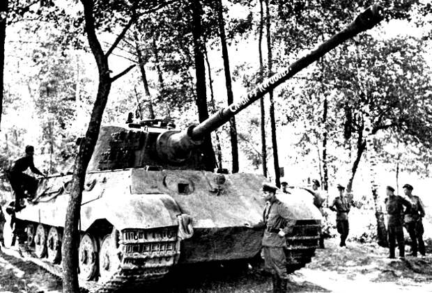 Ценный трофей, захваченный на Сандомирском плацдарме бойцами 53-й гвардейской танковой бригады – снятый с разных ракурсов «Королевский тигр» №502 из состава 501-го тяжёлого танкового батальона.