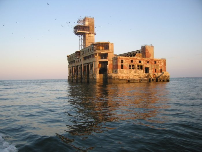 База посреди моря.