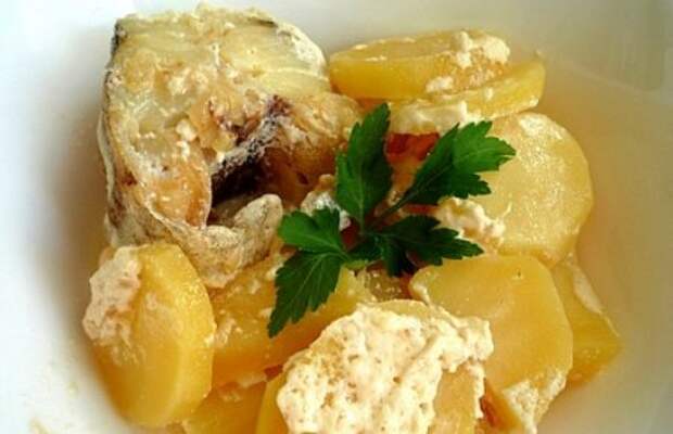 Тушеная рыба с картошкой и пикантным соусом в мультиварке