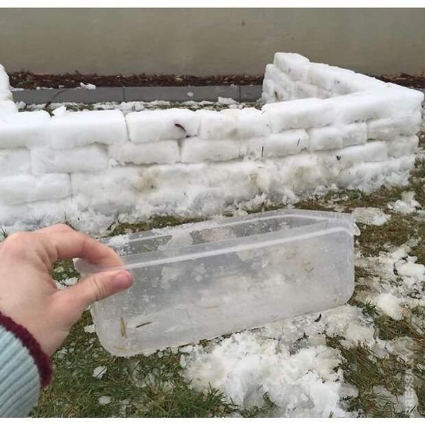 строим снежную крепость